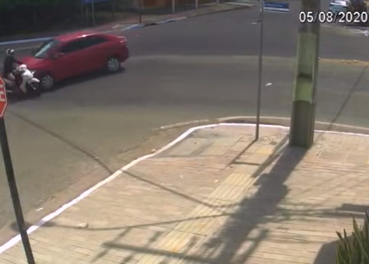 (VIDEO) En Brasil una motociclista es atropellada y del impacto cae en una alcantarilla