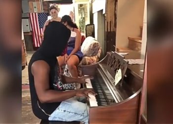 Pide tocar un piano en una tienda, su video se vuelve viral y el dueño le regala un Steinway