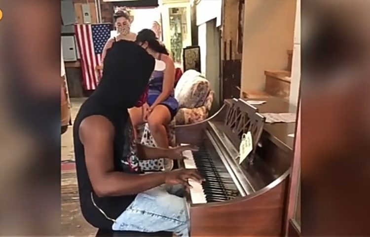 Pide tocar un piano en una tienda, su video se vuelve viral y el dueño le regala un Steinway
