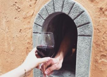 Reabren en Italia las históricas ‘ventanas del vino’ de los tiempos de la peste bubónica