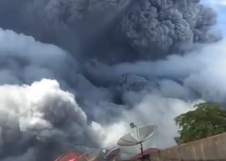 (VIDEOS) El volcán Sinabung, Indonesia, arroja una gigantesca columna de ceniza haciendo que el día se vuelva noche