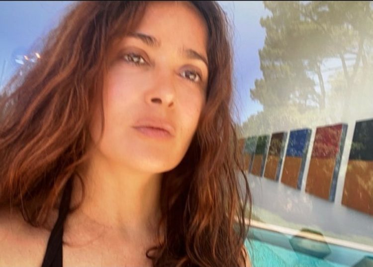 Con una pequeño bikini rojo, la foto de Salma Hayek que se llevó todos los suspiros