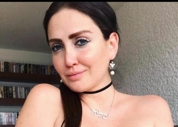 Celia Lora en lenceria negra se mostró como todo un manjar en la barra de su cocina