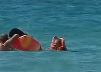 (VIDEO) El presidente de Portugal interrumpe una entrevista para rescatar a dos turistas en el mar