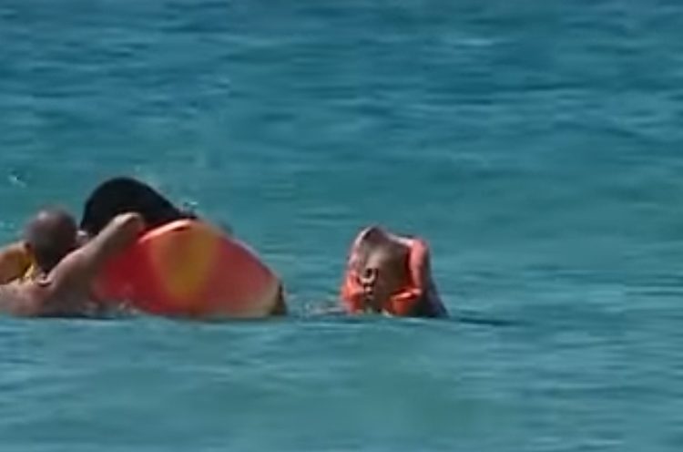 (VIDEO) El presidente de Portugal interrumpe una entrevista para rescatar a dos turistas en el mar