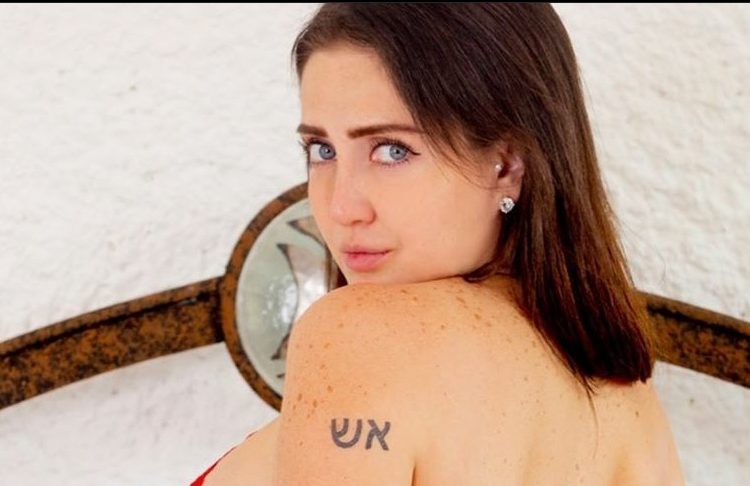 Celia Lora se deja ver en un candente traje de baño