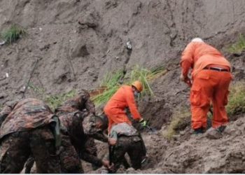 Continúa afanosa búsqueda de una persona que estaría soterrada en Comunidad 3 de Enero, en Soyapango
