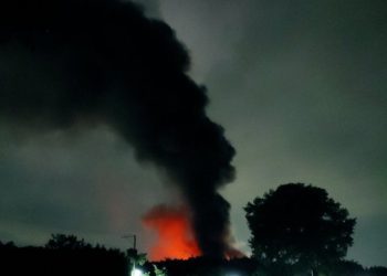 Declaran alerta roja en San Juan Opico ante desastroso incendio en Baterías Récord