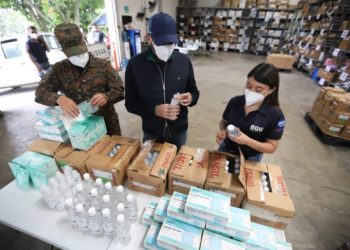 Donan mascarillas KN95 y material para reforzar la lucha contra el covid-19