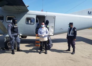 A su llegada de Costa Rica, detienen a exguerrillero acusado de asesinar a tres estadounidenses en 1991