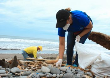 Gobernación desarrolla jornada de limpieza en playa Conchalío