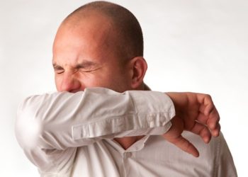 Demuestran que toser en el codo sin manga no ayuda a reducir la propagación del covid-19