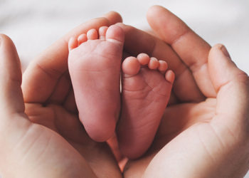 (VIDEO) Un bebé asombra a sus padres diciendo «hola» con solo ocho semanas de nacido