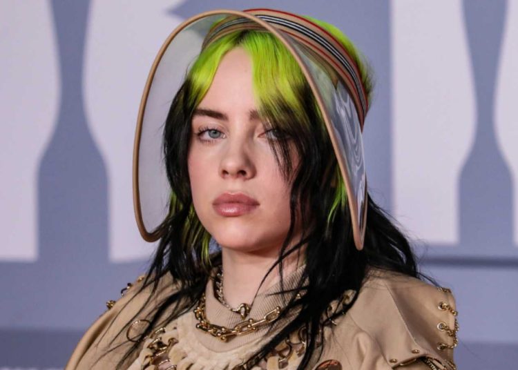 La cantante Billie Eilish se dirige a los votantes y muestra su apoyo a Biden