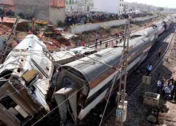 Al menos un muerto varios heridos al descarrilamiento e incendio de un tren en Escocia