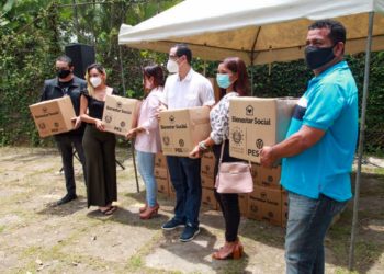 Despacho de Primera Dama entrega paquetes alimentarios a artistas nacionales