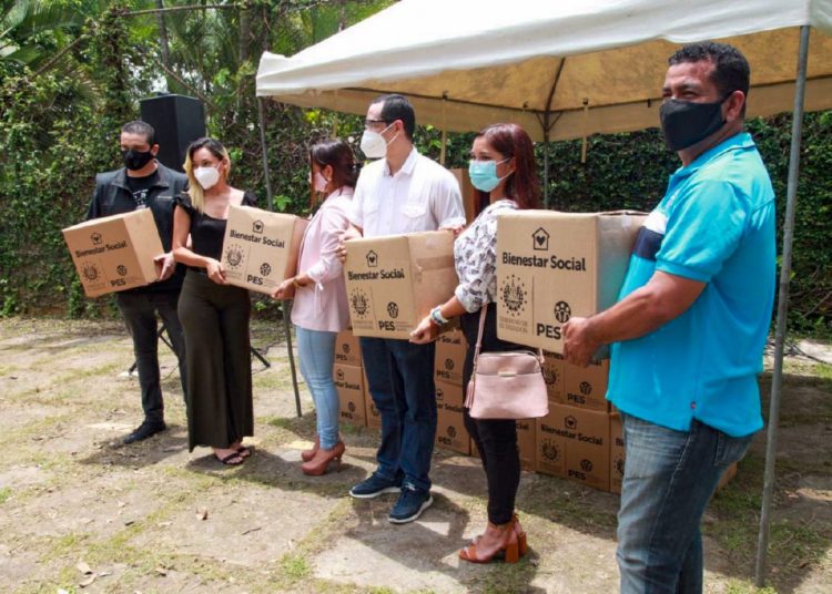 Despacho de Primera Dama entrega paquetes alimentarios a artistas nacionales