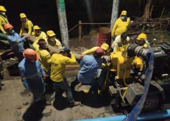 MOP realiza labores de dragado y extracción de basura de quebrada El Garrobo