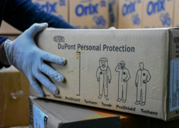 Ministro Alabi desmiente que personal de salud se vea obligado a conseguir por cuenta propia trajes de protección