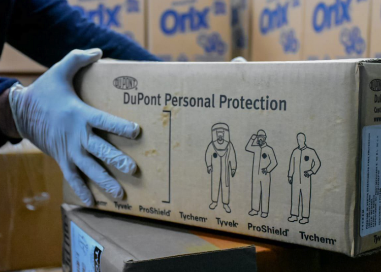 Ministro Alabi desmiente que personal de salud se vea obligado a conseguir por cuenta propia trajes de protección