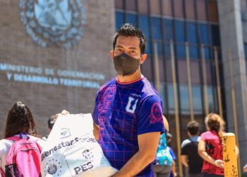 Gobierno entrega paquetes de alimentos a maestros y alumnos de escuelas de fútbol de San Salvador