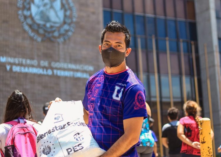 Gobierno entrega paquetes de alimentos a maestros y alumnos de escuelas de fútbol de San Salvador