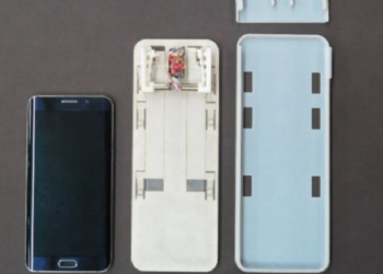 (VIDEO) Desarrollan una funda robótica con patas mecánicas con la que los celulares pueden arrastrarse hasta un puerto de carga inalámbrico