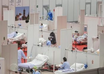 España sumó 2.935 nuevos casos de coronavirus y el Gobierno prohibió fumar en la calle y decretó el cierre de discotecas y bares