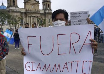 Guatemaltecos piden renuncia de presidente en medio de pandemia