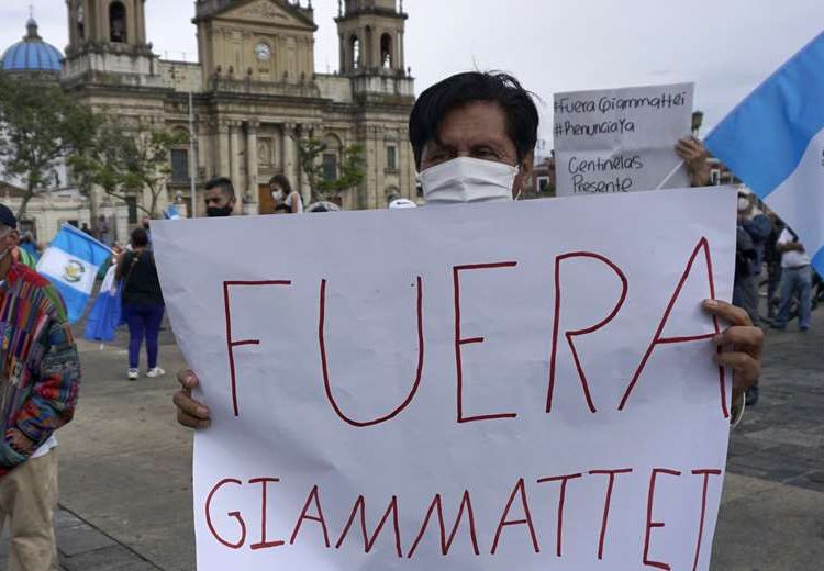 Guatemaltecos piden renuncia de presidente en medio de pandemia