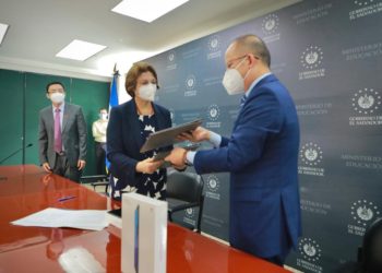 Embajada china entrega donativo de 180 tablets al ministerio de Educación para promover educación en línea