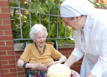 Una mujer de 107 años cuenta el secreto de su longevidad tras sobrevivir dos guerras mundiales, la gripe española y el coronavirus