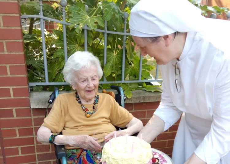 Una mujer de 107 años cuenta el secreto de su longevidad tras sobrevivir dos guerras mundiales, la gripe española y el coronavirus