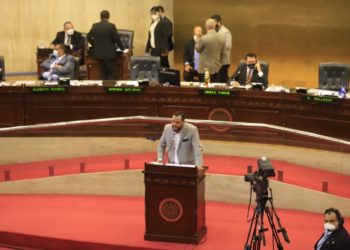 Ministro Durán lanza fuertes críticas a diputados durante informe de labores; Ponce reclama que «se pasó de la línea»