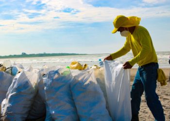 Privados de libertad limpian la playa La Puntilla y entregan paquetes alimentarios en Ciudad Arce