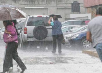 El paso de una onda tropical para este sábado provocará chubascos y tormentas para la tarde y noche