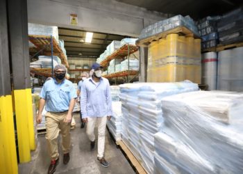Gobierno verifica medidas de bioseguridad en empresa de productos plásticos