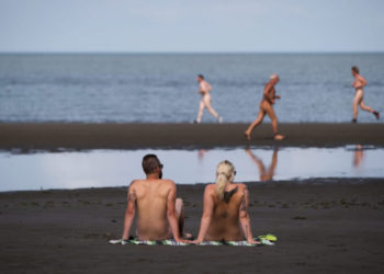 Debido a un brote de contagios en complejo naturista de Francia, piden a los nudistas que usen mascarillas