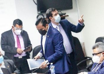 Ministro de Hacienda sale una vez de la Asamblea con las manos vacías y asegura que «pronto no habrá dinero para pagar salarios»