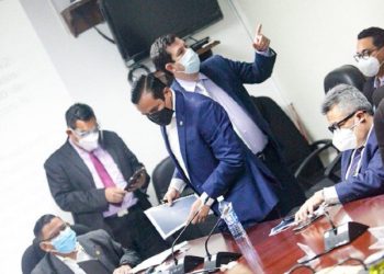 Ministro de Hacienda sale una vez de la Asamblea con las manos vacías y asegura que «pronto no habrá dinero para pagar salarios»