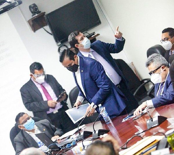 Ministro de Hacienda sale una vez de la Asamblea con las manos vacías y asegura que «pronto no habrá dinero para pagar salarios»