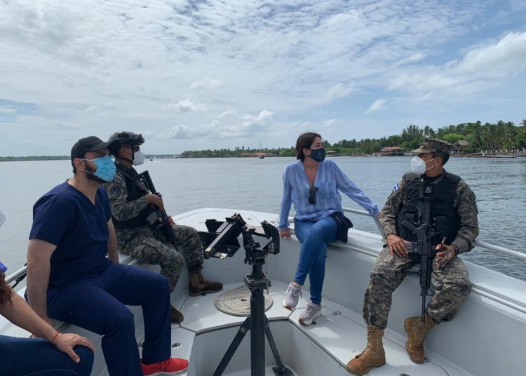 Ministros de Salud, Defensa y Vivienda realizan jornada médica y entrega de paquetes alimentarios en isla Tasajera