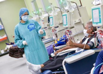 Directora del ISSS verifica atención a pacientes en Centro Integral de Hemodiálisis