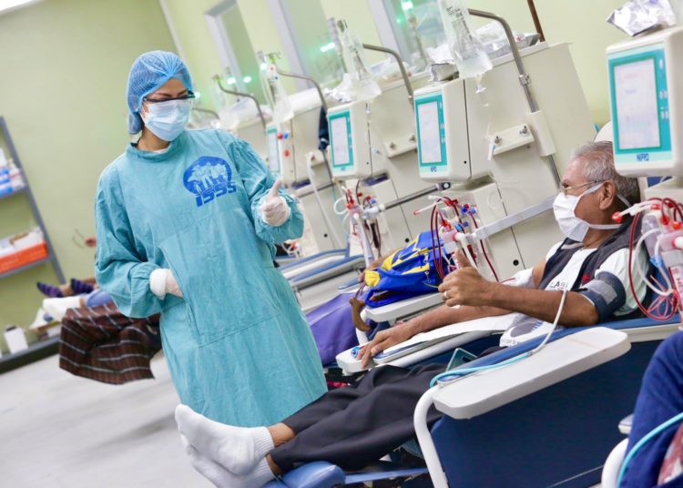 Directora del ISSS verifica atención a pacientes en Centro Integral de Hemodiálisis