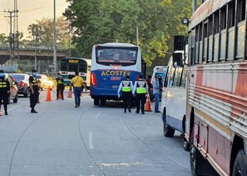 Policía verifica uso de medidas de protección contra covid-19 en transporte público