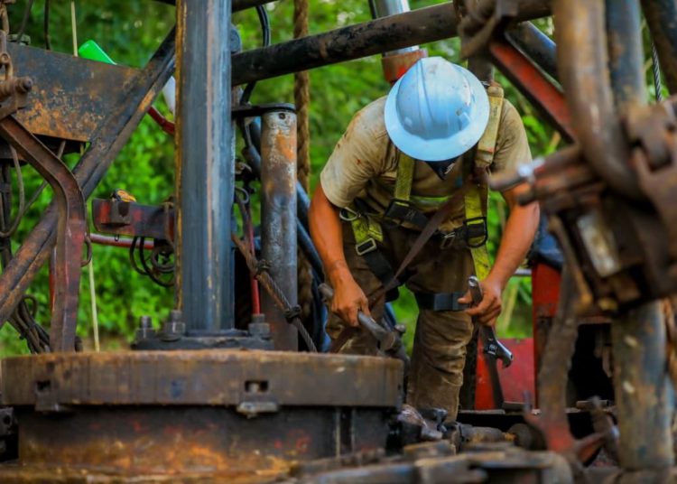 Presidente de ANDA supervisa avances en la perforación de un pozo en Altavista, Tonacatepeque