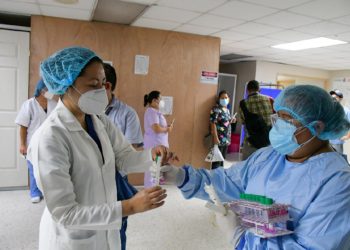 ISSS realiza jornada de pruebas covid-19 para personal del Hospital General