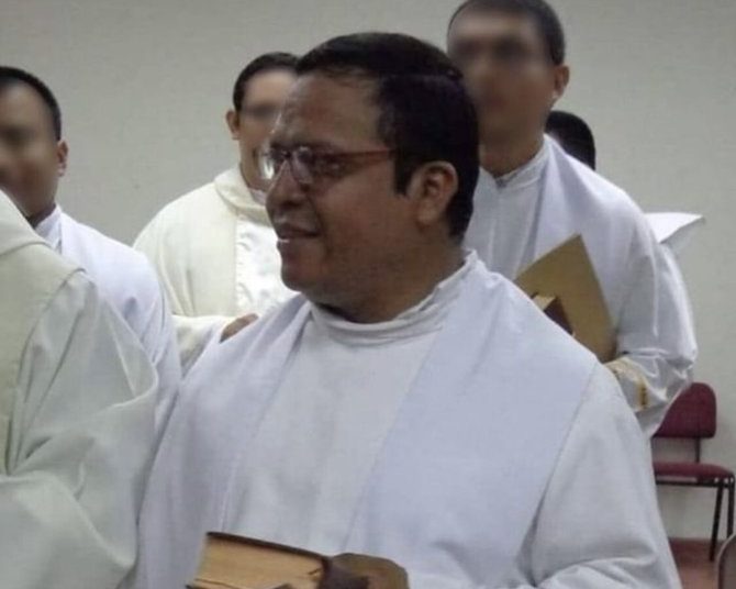 Asesinan con arma de fuego al párroco de San Francisco Chinameca