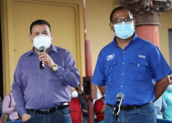 Ministro Rolando Castro entrega 4,500 bolsas alimentarias a vendedores del Centro Histórico de San Salvador