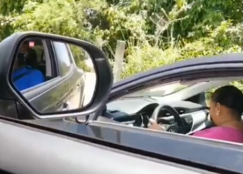 VIDEO | Mujer es sorprendida lanzado una bolsa de basura desde el auto sobre la carretera de La Unión